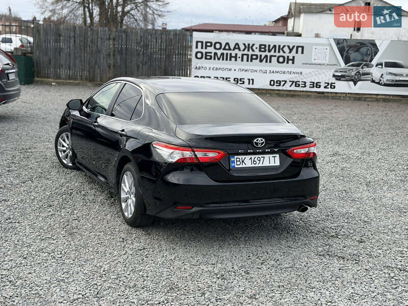 Седан Toyota Camry 2019 в Сарнах