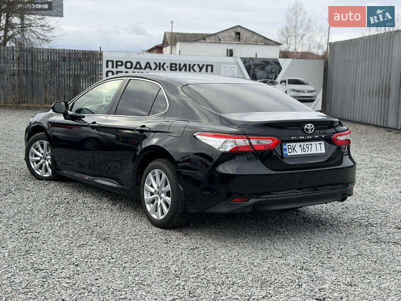 Седан Toyota Camry 2019 в Сарнах