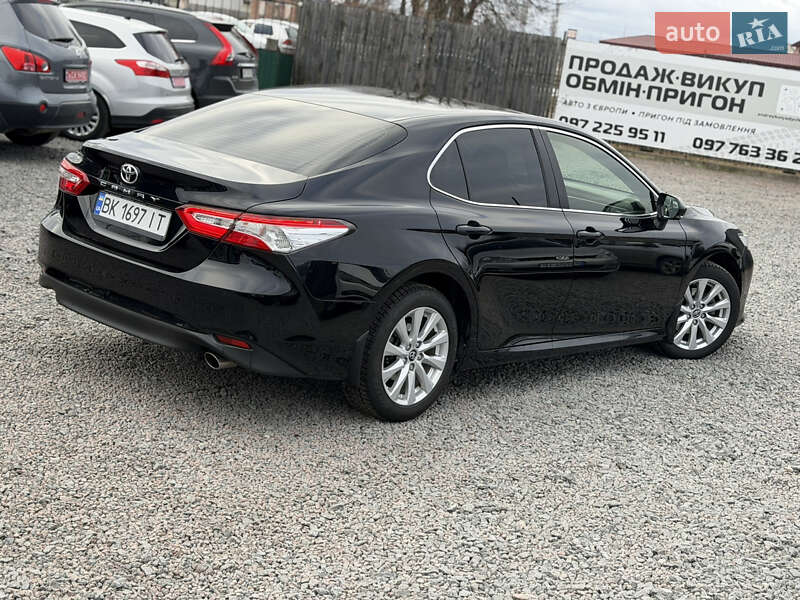 Седан Toyota Camry 2019 в Сарнах