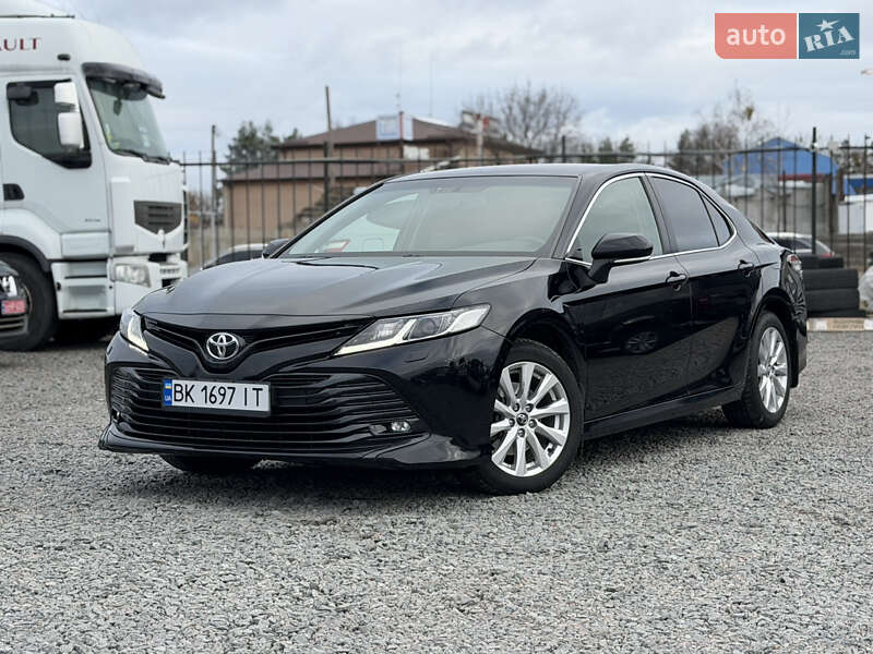 Седан Toyota Camry 2019 в Сарнах