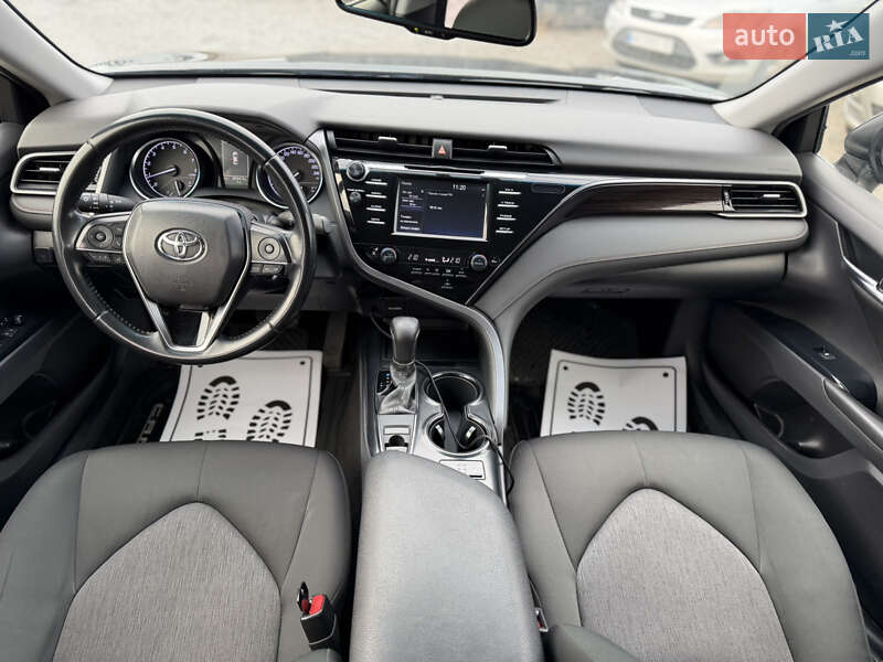 Седан Toyota Camry 2019 в Сарнах