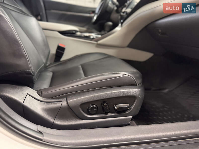 Седан Toyota Camry 2019 в Харькове