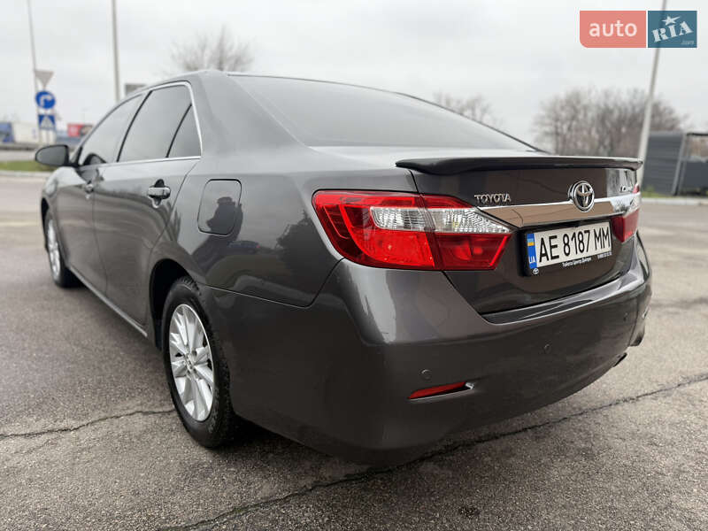Седан Toyota Camry 2012 в Дніпрі