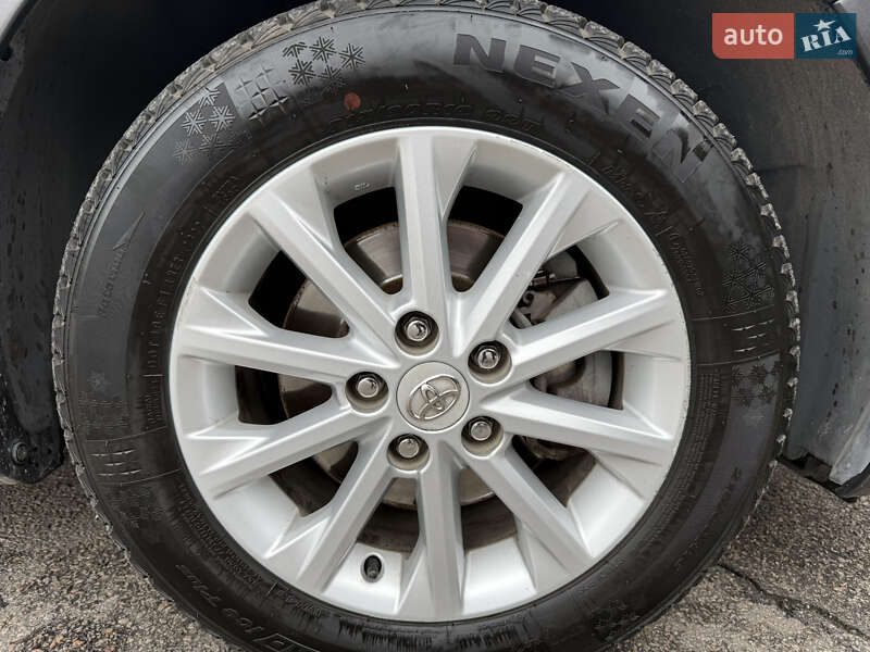 Седан Toyota Camry 2012 в Дніпрі