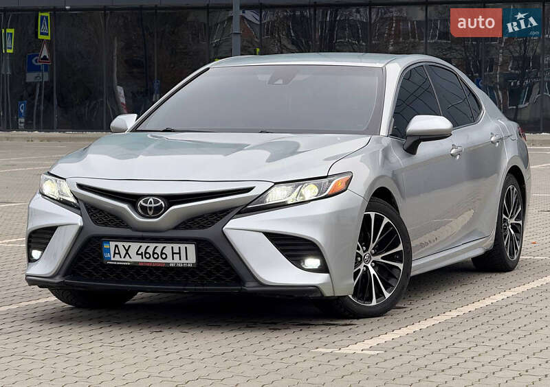 Седан Toyota Camry 2017 в Тернополе