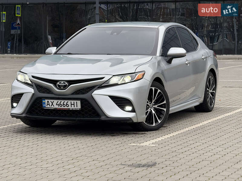 Седан Toyota Camry 2017 в Тернополе