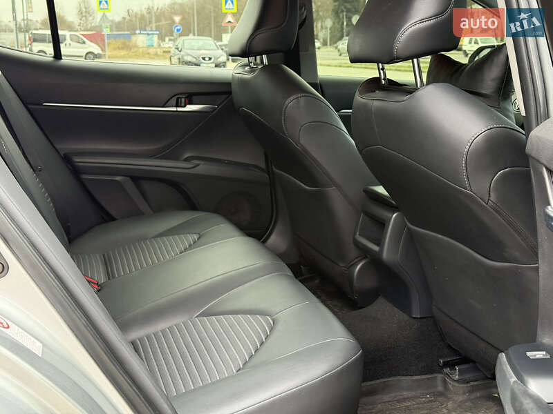 Седан Toyota Camry 2017 в Тернополе