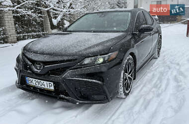 Седан Toyota Camry 2022 в Рівному