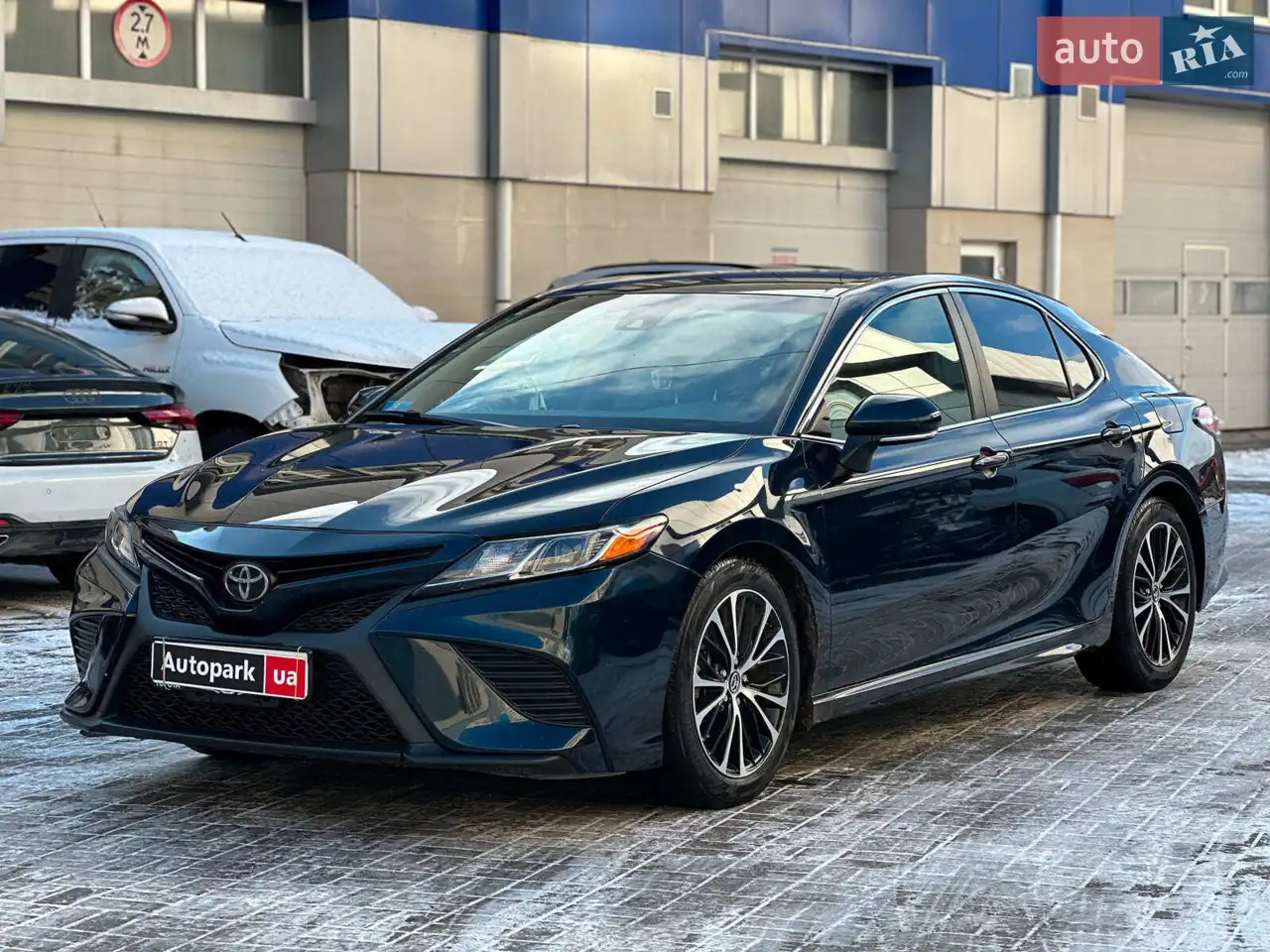 Код товара: 74180

Можливий обмін на будь-яке авто (Trade-in), питання з обміну виключно за телефоном.
Компанія "Автопарк" гарантує професійний супровід угоди та її безпеку.

Надаємо кредит та лізинг на вигідних умовах. Можливе дострокове погашення.

Повну інформацію дивіться у нас на сайті.

Продаж Toyota Camry 2018 року — надійний і перевірений часом автомобіль з атмосферним бензиновим двигуном 2.5, який поєднує гідну динаміку, економічність і практичність, в парі з класичною автоматичною коробкою передач на гідротрансформаторі, комфортна комплектація включає комбінований салон шкіра-текстиль, контроль сліпих зон, утримання в смузі, клімат-контроль, штатну мультимедійну систему і багато іншого, відмінний автомобіль на кожен день, який буде радувати в експлуатації, у продажу Автопарк UA, телефонуйте і записуйтеся на тест-драйв.