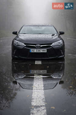 Седан Toyota Camry 2016 в Дніпрі