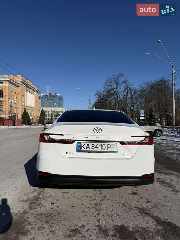Седан Toyota Camry 2024 в Киеве
