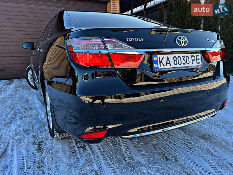 Седан Toyota Camry 2016 в Киеве