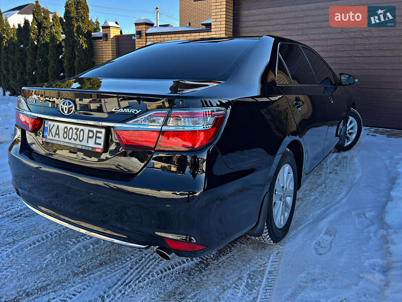 Седан Toyota Camry 2016 в Киеве
