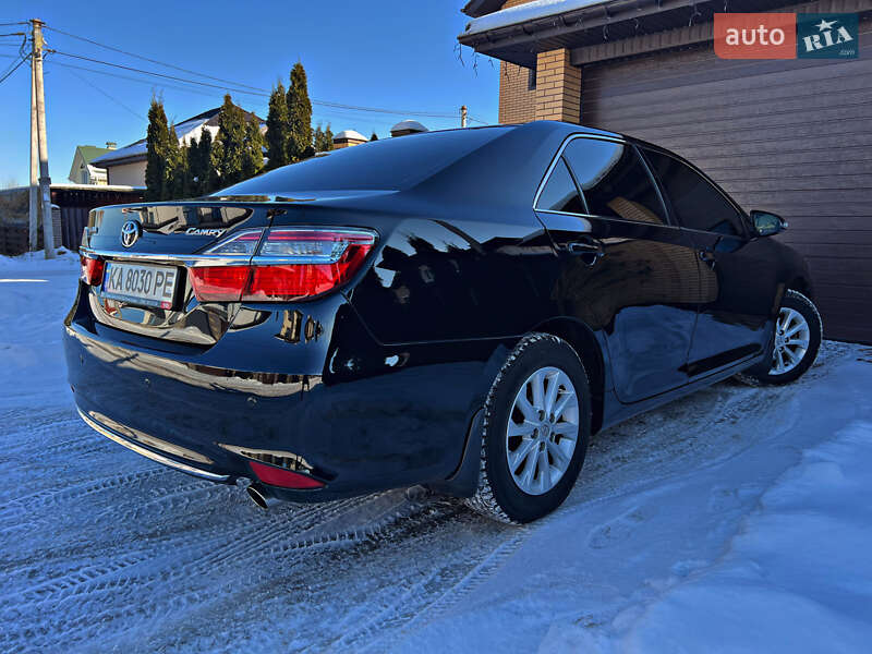 Седан Toyota Camry 2016 в Киеве