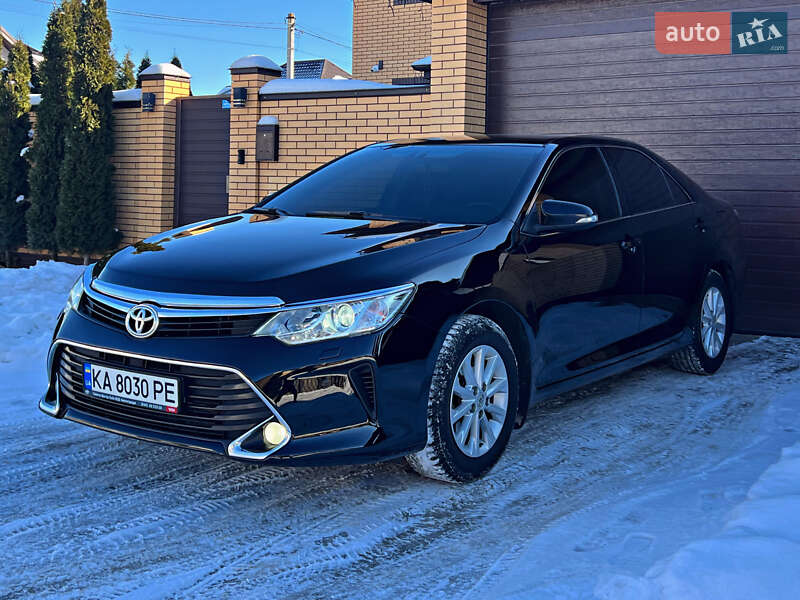 Седан Toyota Camry 2016 в Киеве
