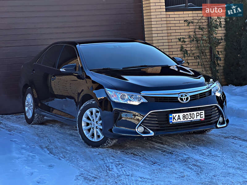 Седан Toyota Camry 2016 в Киеве