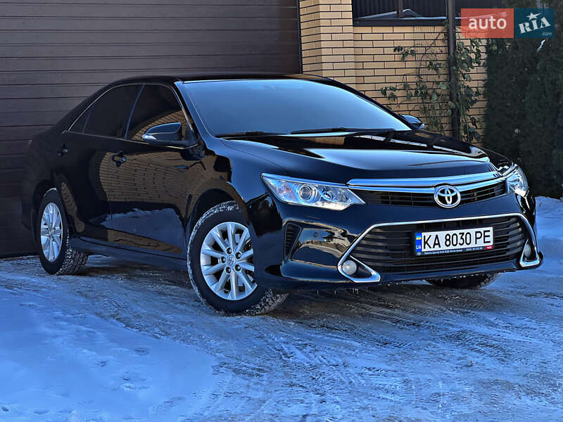 Седан Toyota Camry 2016 в Киеве