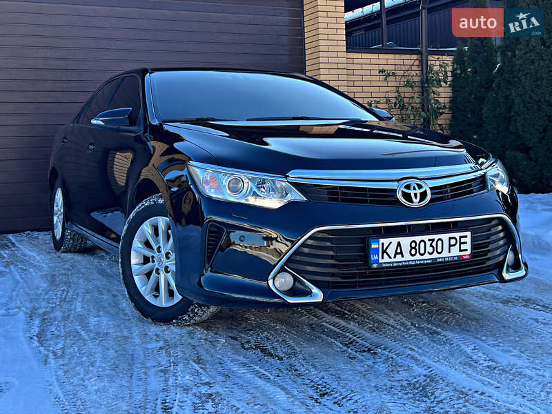Седан Toyota Camry 2016 в Киеве
