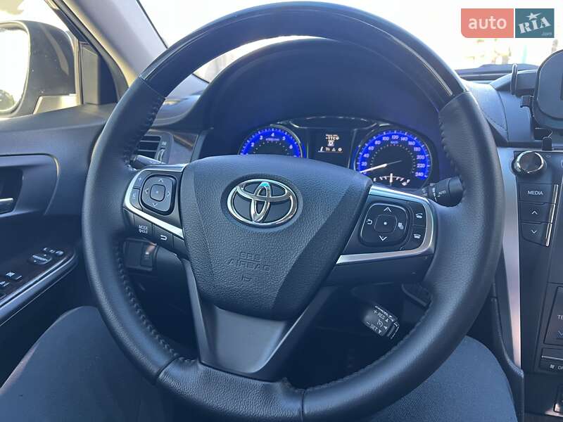 Седан Toyota Camry 2016 в Киеве