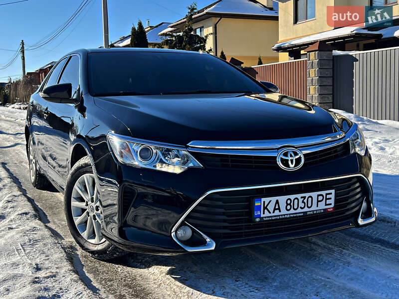 Седан Toyota Camry 2016 в Киеве