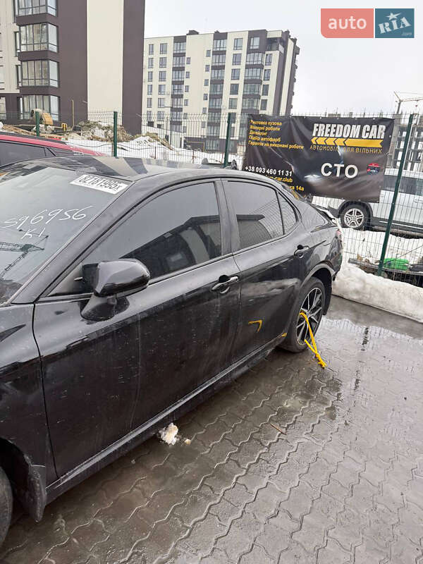 Седан Toyota Camry 2022 в Киеве