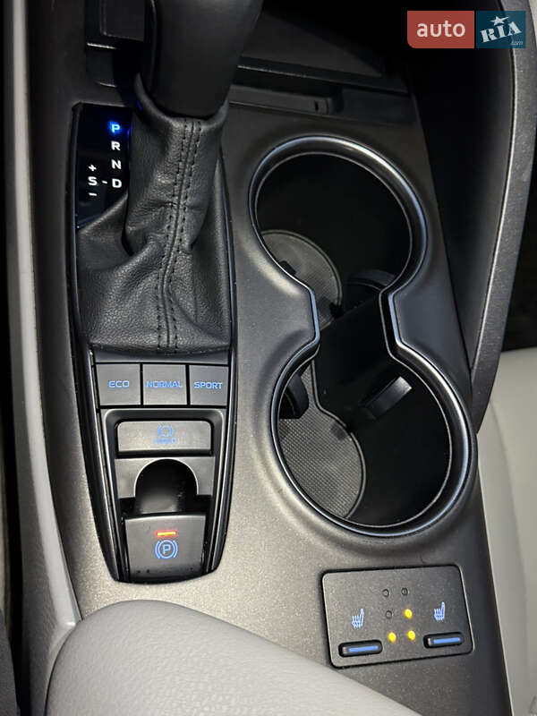 Седан Toyota Camry 2023 в Киеве