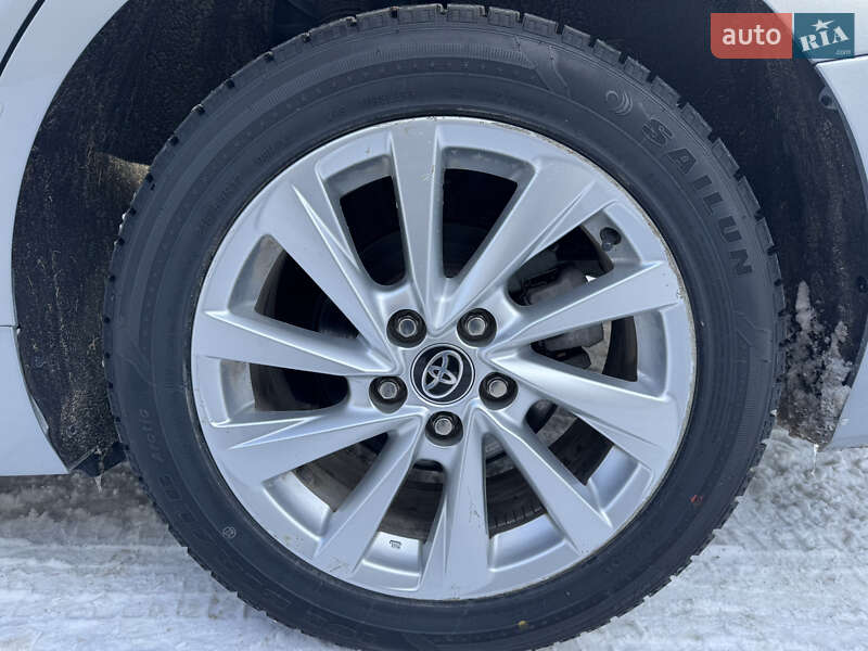 Седан Toyota Camry 2023 в Борщеве