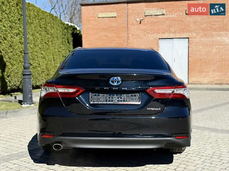 Седан Toyota Camry 2019 в Львове