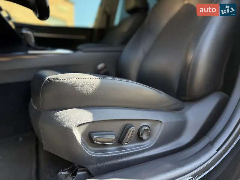 Седан Toyota Camry 2019 в Львове