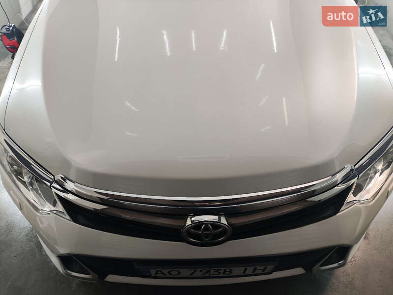 Седан Toyota Camry 2016 в Киеве