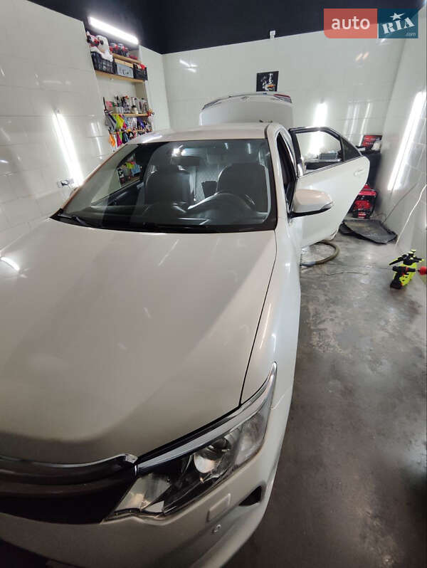 Седан Toyota Camry 2016 в Киеве