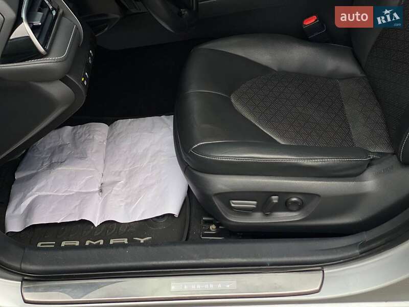 Седан Toyota Camry 2020 в Киеве