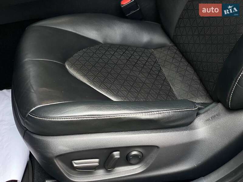 Седан Toyota Camry 2020 в Киеве