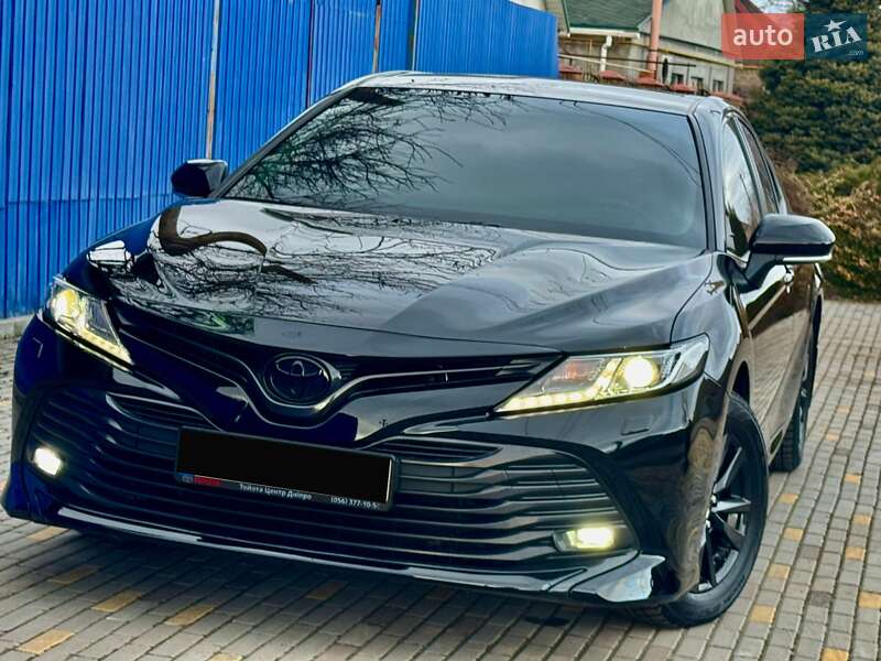 Седан Toyota Camry 2018 в Днепре