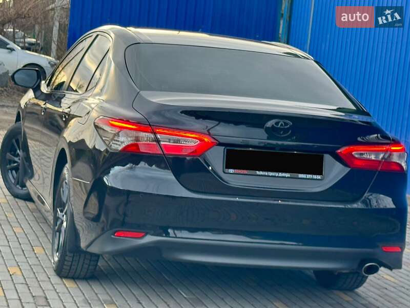Седан Toyota Camry 2018 в Днепре