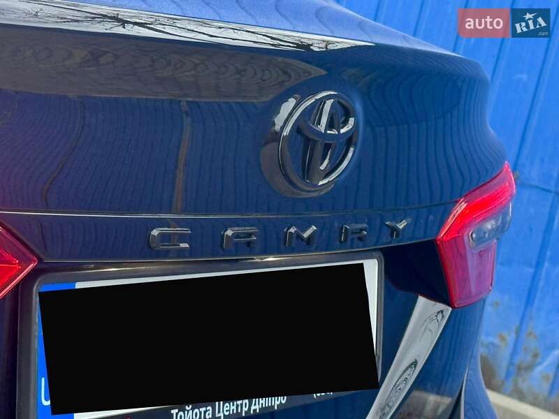 Седан Toyota Camry 2018 в Днепре