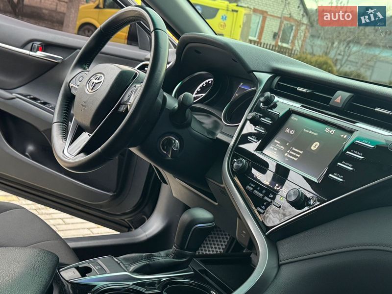Седан Toyota Camry 2018 в Днепре