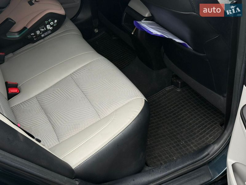 Седан Toyota Camry 2016 в Виннице