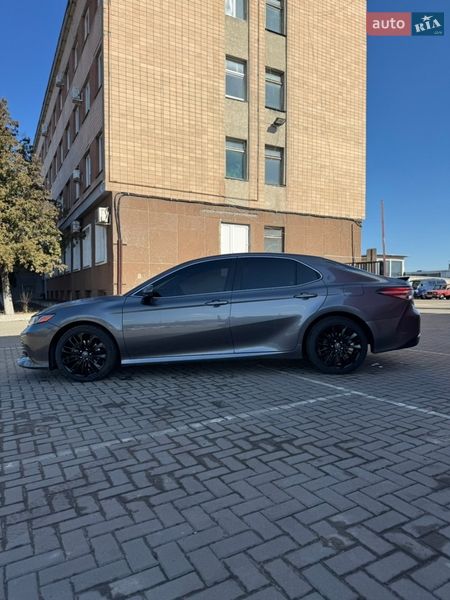 Седан Toyota Camry 2018 в Черкассах
