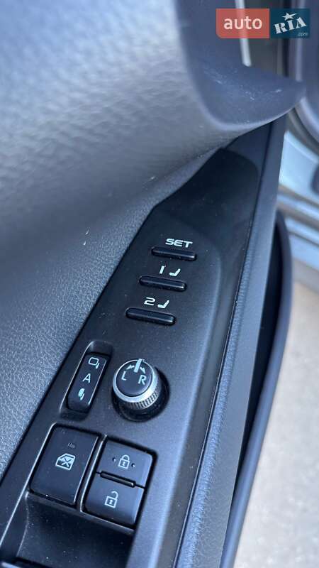 Седан Toyota Camry 2022 в Дніпрі