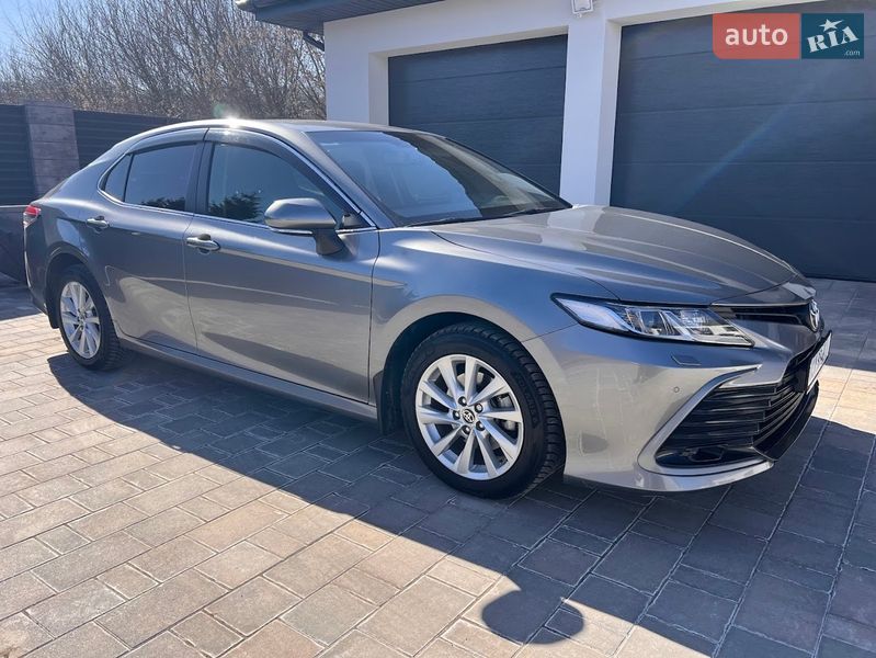Седан Toyota Camry 2023 в Киеве