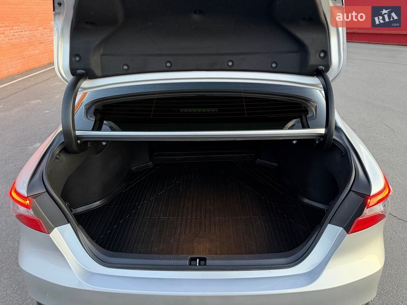 Седан Toyota Camry 2023 в Киеве