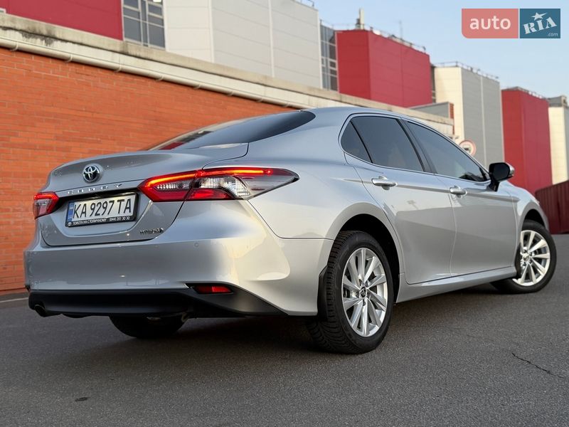 Седан Toyota Camry 2023 в Киеве