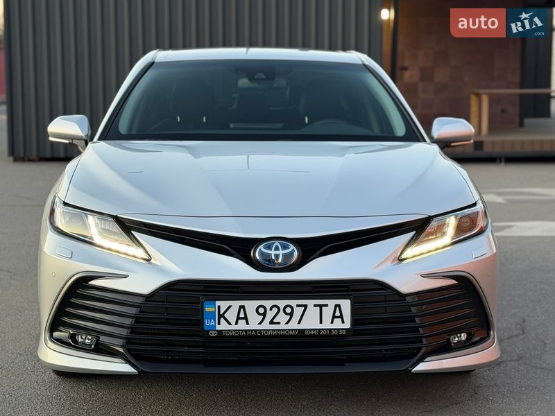 Седан Toyota Camry 2023 в Киеве