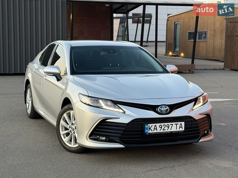 Седан Toyota Camry 2023 в Киеве