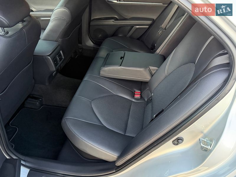 Седан Toyota Camry 2023 в Киеве