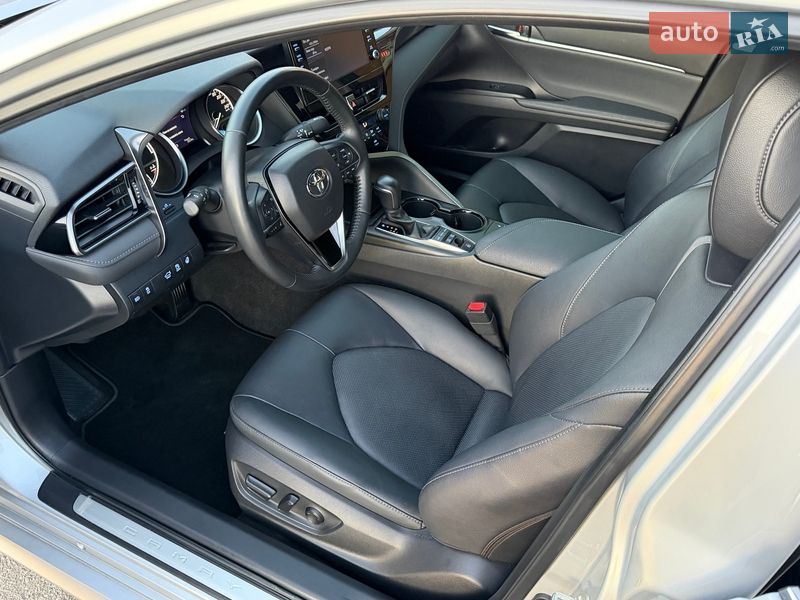 Седан Toyota Camry 2023 в Киеве