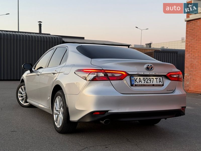 Седан Toyota Camry 2023 в Киеве