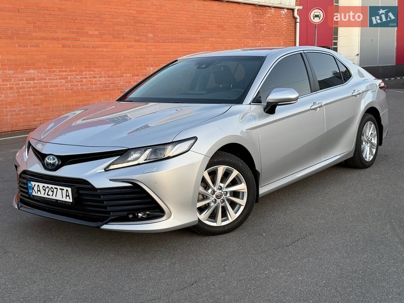 Седан Toyota Camry 2023 в Киеве