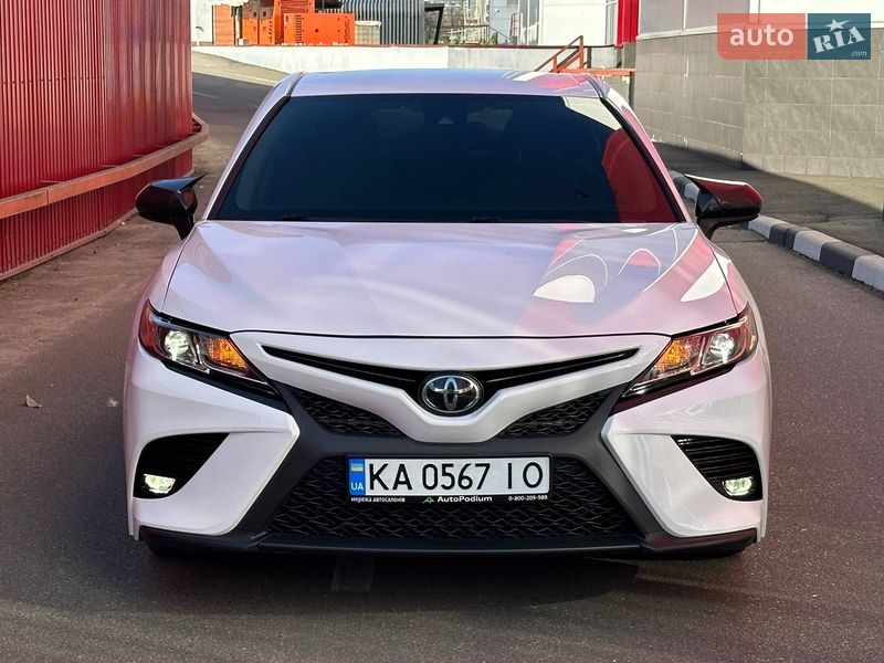 Седан Toyota Camry 2019 в Киеве